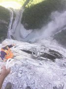 澳门金沙国际网站 “空中飞人”在悬崖上排危 最近半个月